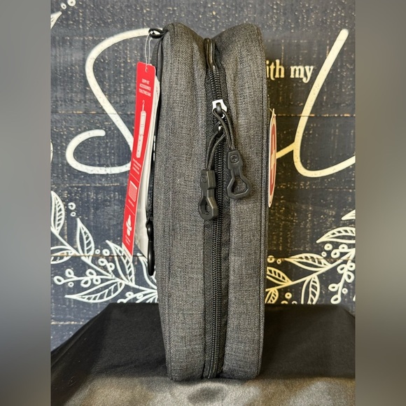 SWISSGEAR Convertible Handle Hanging Dopp
Bag Accessory - Picture 4 of 8